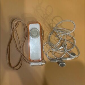 Apple iPod Shuffle 2nd Gen (Orange) with Accessories